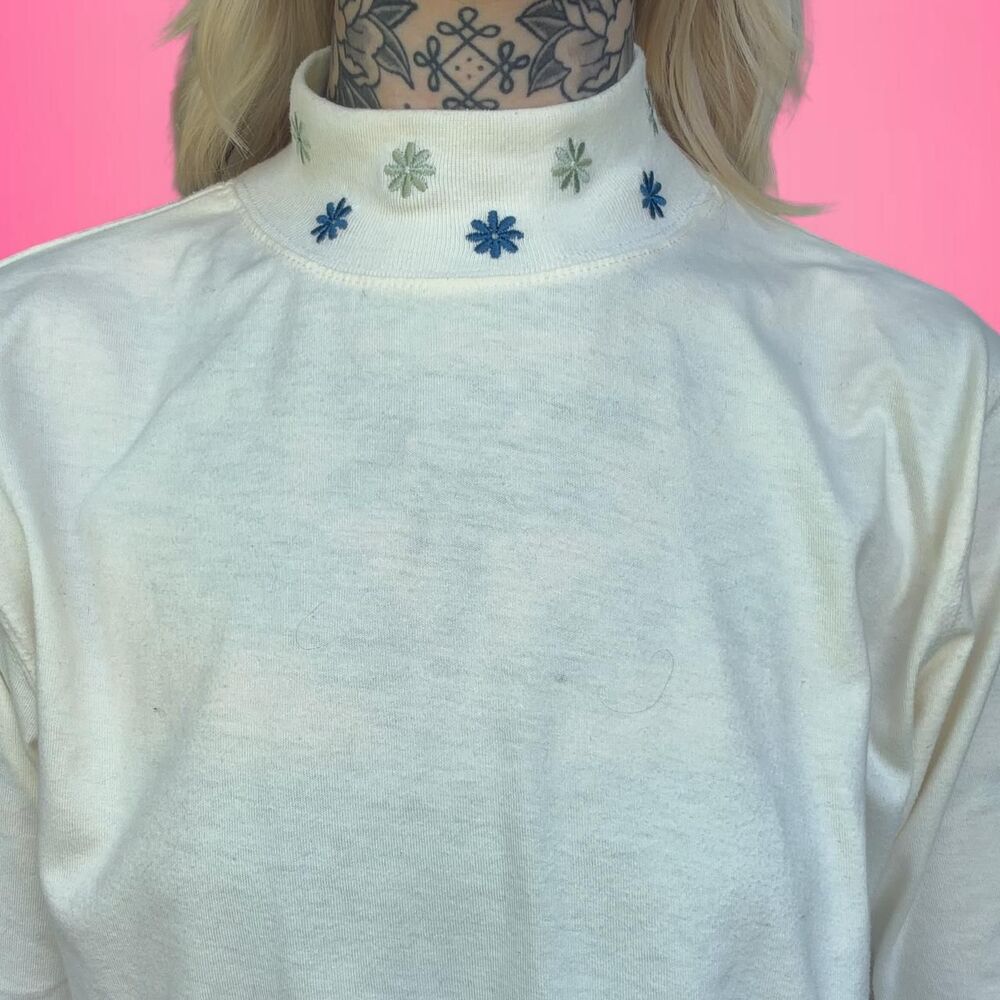 vintage 90s daisy turtleneck t shirt